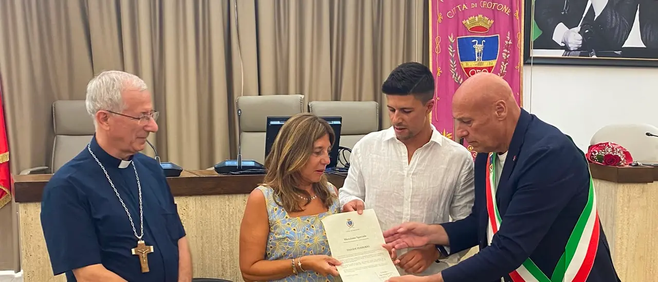 Crotone non dimentica Davide Ferrerio:\u00A0la Menzione speciale del Comune a quattro anni dall’aggressione\n