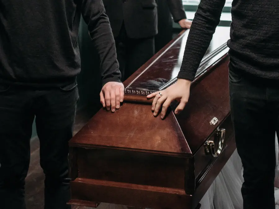 Nove mesi senza sepoltura al cimitero di Vibo, scatta l'ordinanza del Comune: «Situazione lesiva della salubrità pubblica»