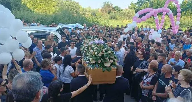 Sibari, palloncini bianchi e commozione per l’ultimo saluto a Ornella Forastefano: «Nessuno può calpestare la dignità femminile»\n