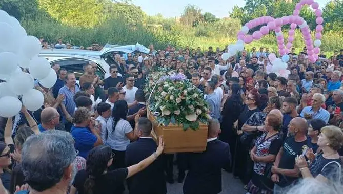 Sibari, palloncini bianchi e commozione per l’ultimo saluto a Ornella Forastefano: «Nessuno può calpestare la dignità femminile»\n