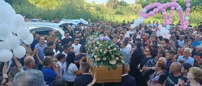 Sibari, palloncini bianchi e commozione per l’ultimo saluto a Ornella Forastefano: «Nessuno può calpestare la dignità femminile»\n