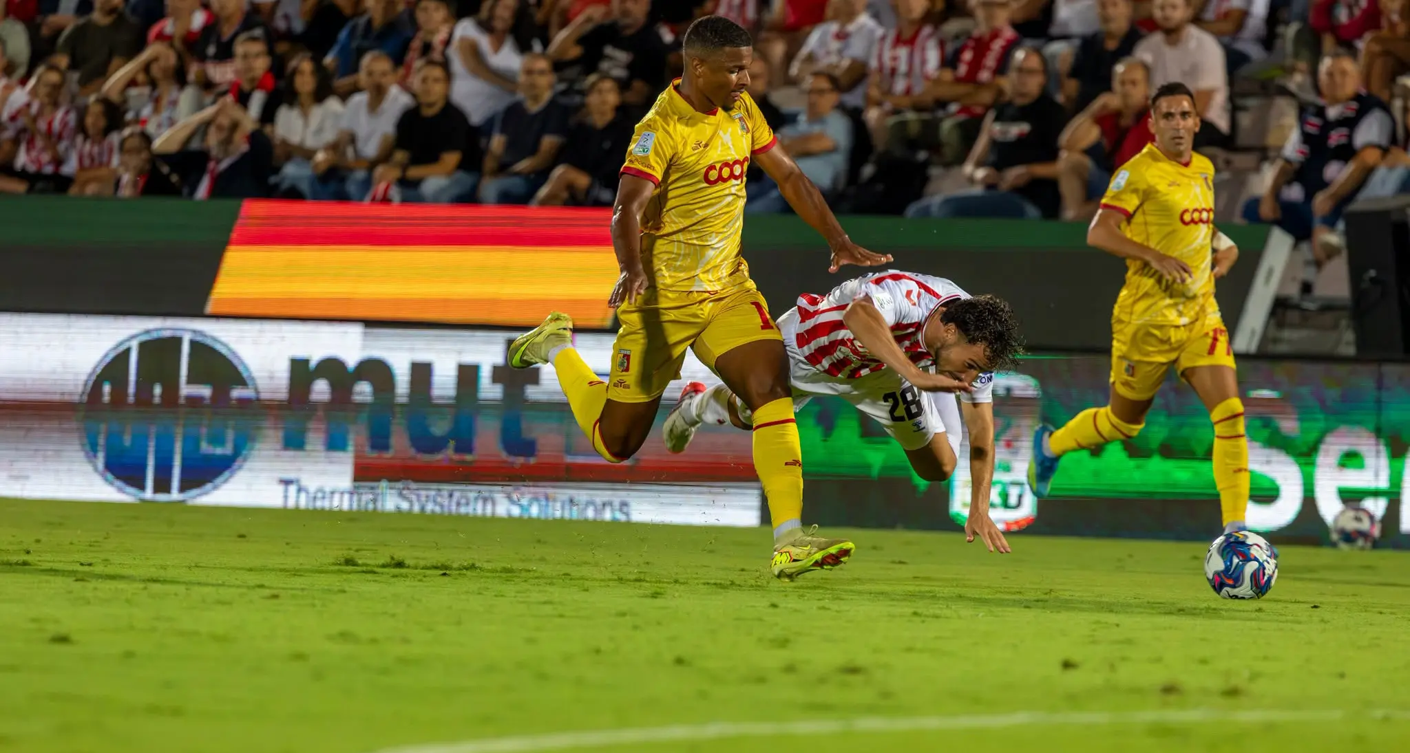 Il Catanzaro parte male, a Vicenza la rete\u00A0di Morra nel finale vale la prima sconfitta stagionale in Serie B: finale 3-2\n