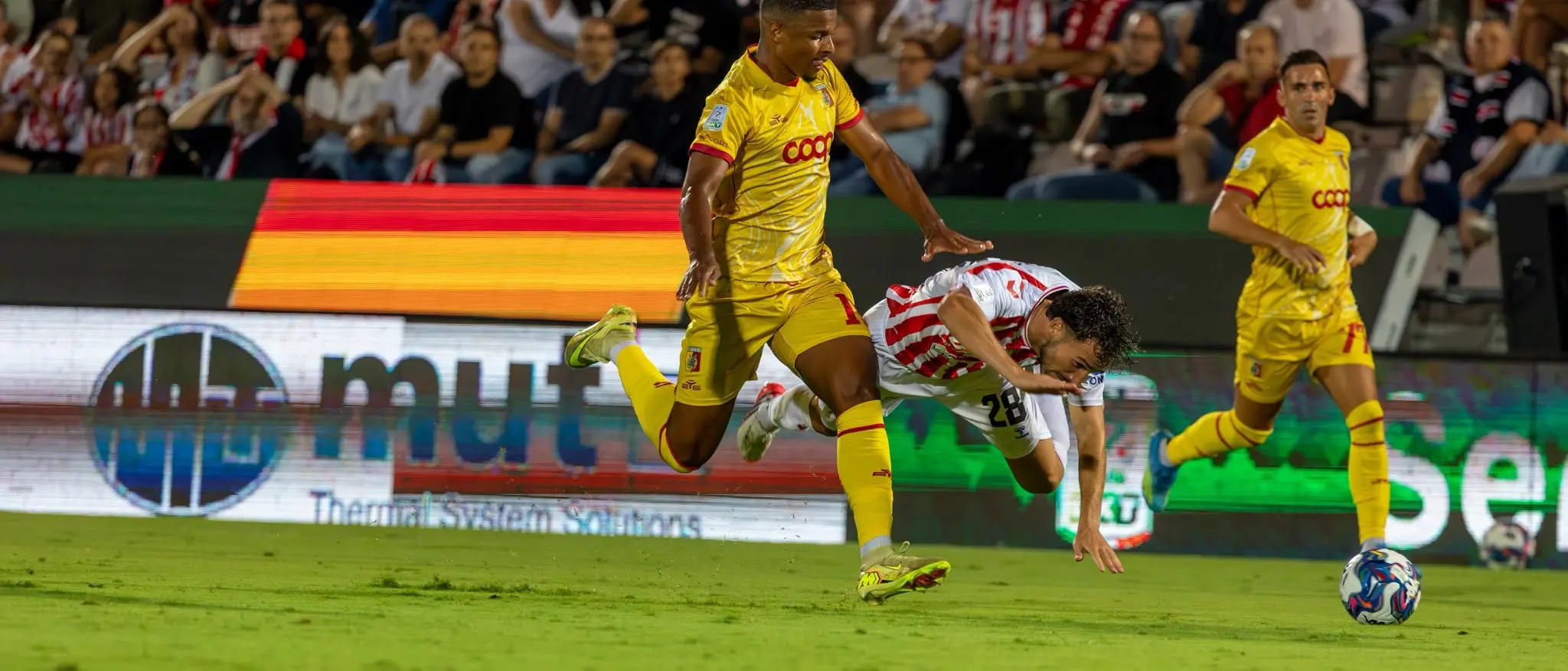 Il Catanzaro parte male, a Vicenza la rete\u00A0di Morra nel finale vale la prima sconfitta stagionale in Serie B: finale 3-2\n