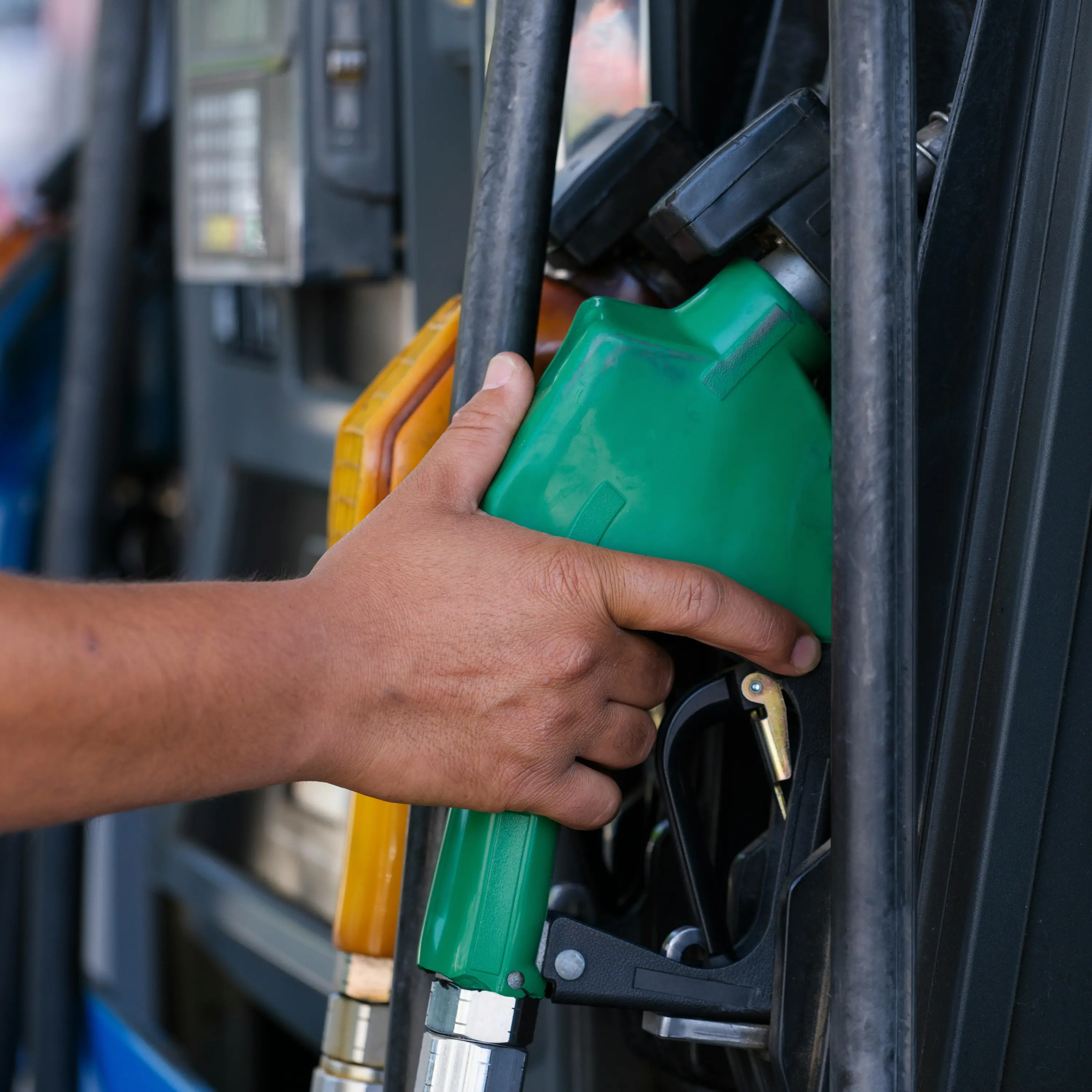 Benzina oltre i 2 euro e diesel record: il salasso da 1,9 miliardi che pesa sul rientro dalle vacanze\n