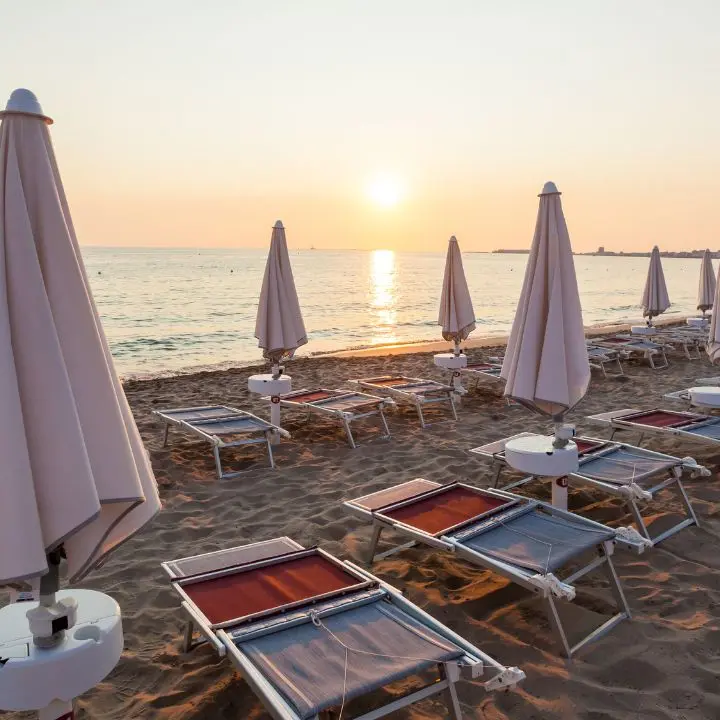 La Calabria e il paradosso dei record immaginari: il turismo delle spiagge piene nasconde una crisi che dura 11 mesi\n