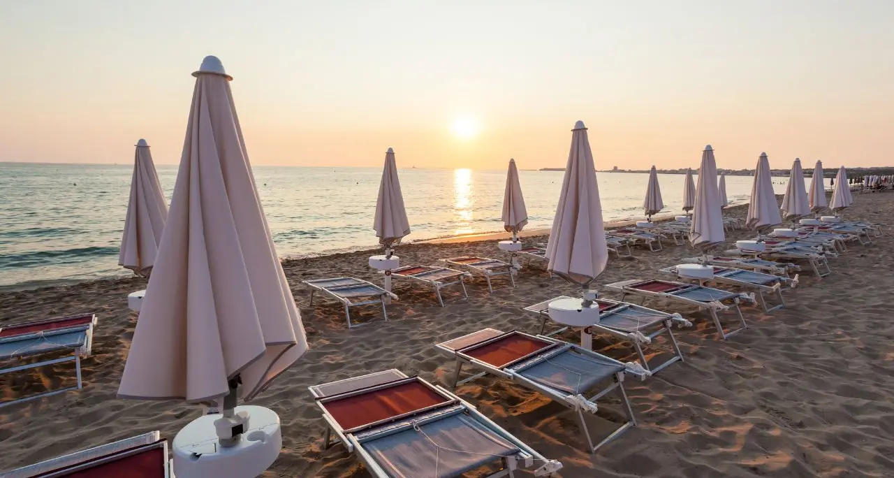 La Calabria e il paradosso dei record immaginari: il turismo delle spiagge piene nasconde una crisi che dura 11 mesi\n