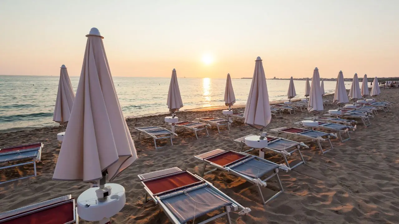 La Calabria e il paradosso dei record immaginari: il turismo delle spiagge piene nasconde una crisi che dura 11 mesi\n
