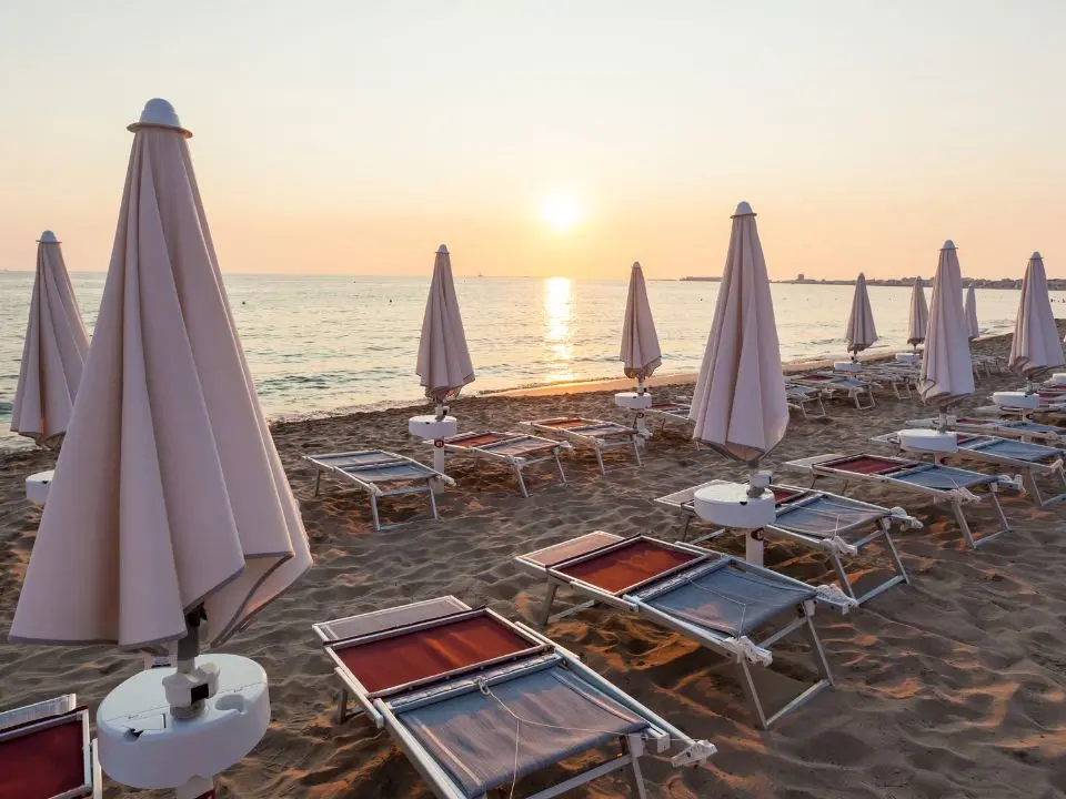 La Calabria e il paradosso dei record immaginari: il turismo delle spiagge piene nasconde una crisi che dura 11 mesi