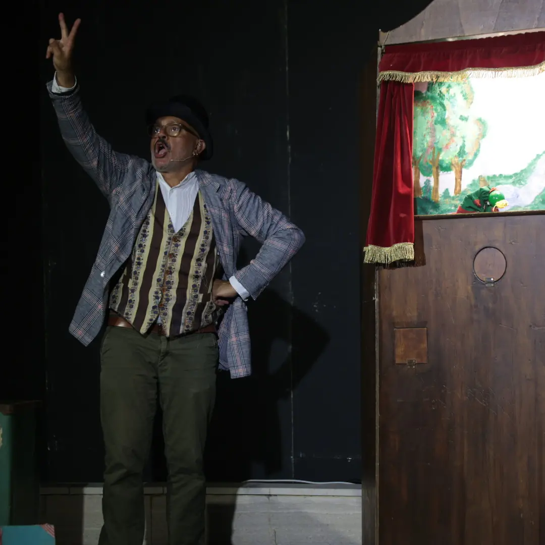 “Il Principe Ranocchio”\u00A0conquista Pellaro: burattini e narrazione trasformano l’Arena in un teatro per tutte le età\n