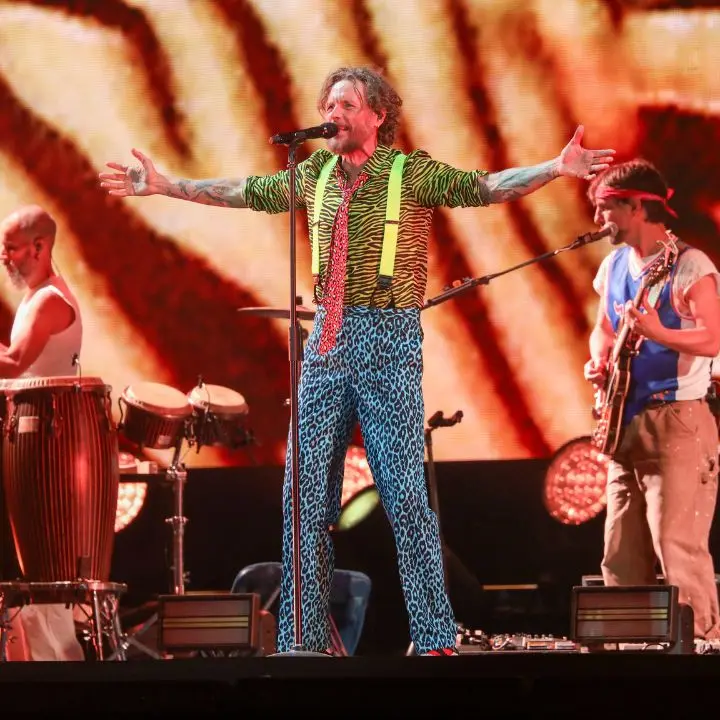 Jovanotti a Catanzaro: tra tanto entusiasmo on the road e qualche critica oggi la parola passa allo show\n