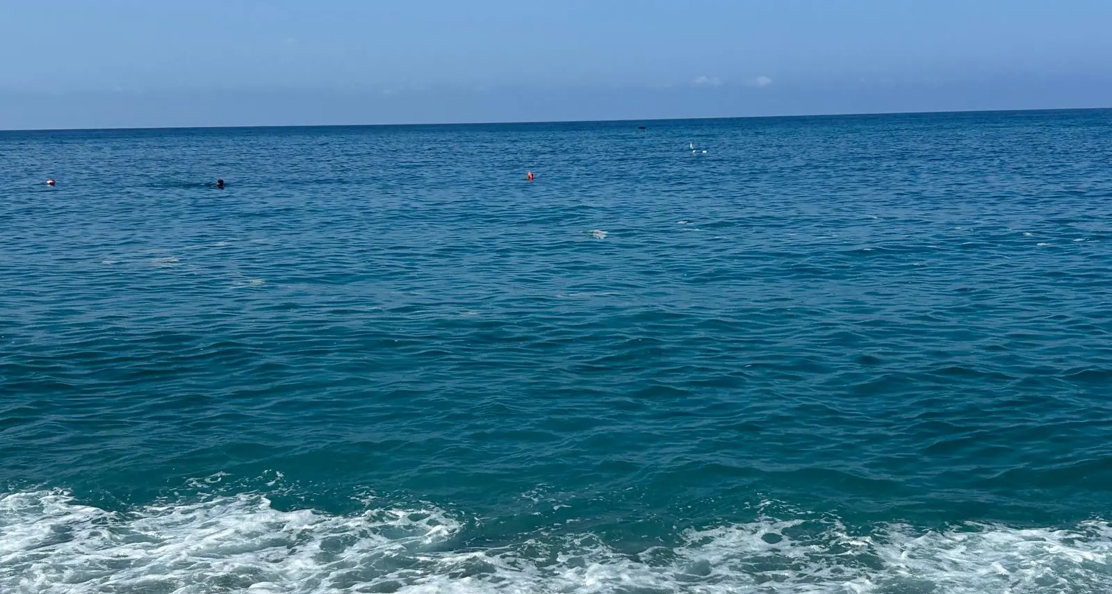 Sabato nero sul Tirreno cosentino: caldo afoso e mare sporco, bagnanti alle prese con acque torbide\n