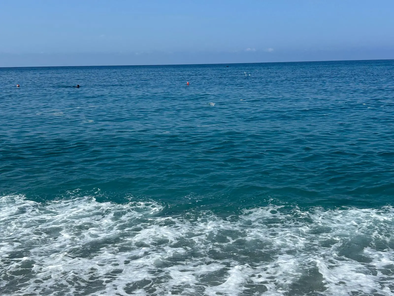 Sabato nero sul Tirreno cosentino: caldo afoso e mare sporco, bagnanti alle prese con acque torbide\n