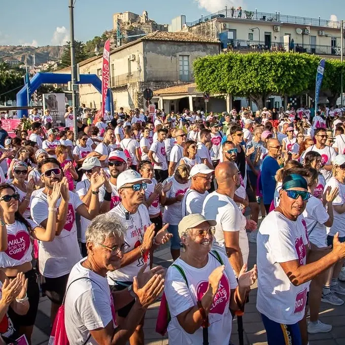 Marea rosa a Roccella: in duemila a passo di fitwalking per battere i tumori\u00A0\n