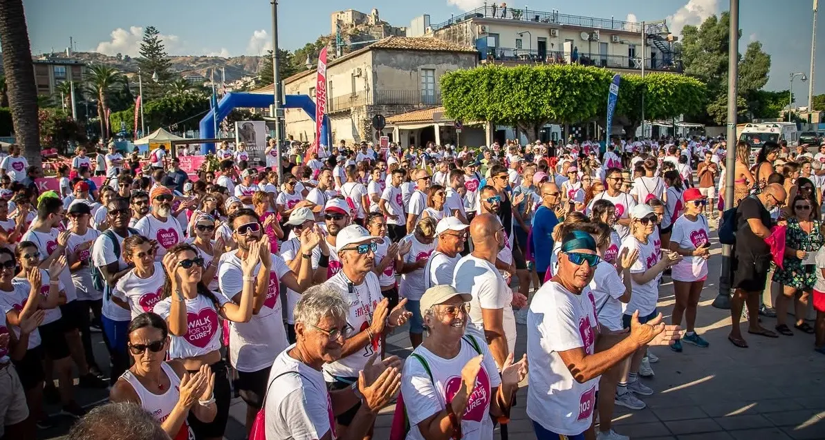 Marea rosa a Roccella: in duemila a passo di fitwalking per battere i tumori\u00A0\n