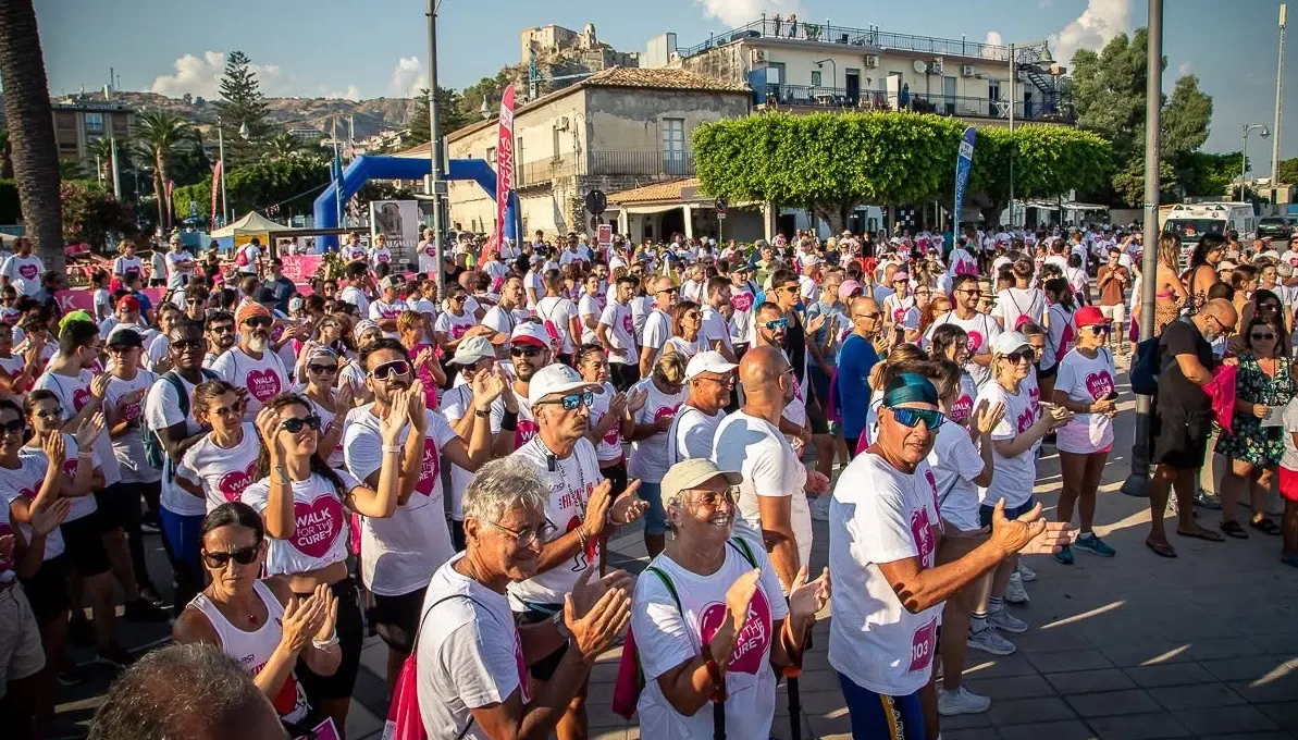 Marea rosa a Roccella: in duemila a passo di fitwalking per battere i tumori\u00A0\n