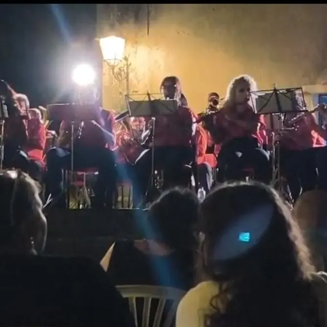Concerto sotto le stelle, la banda di Palizzi fa battere il cuore del borgo\n