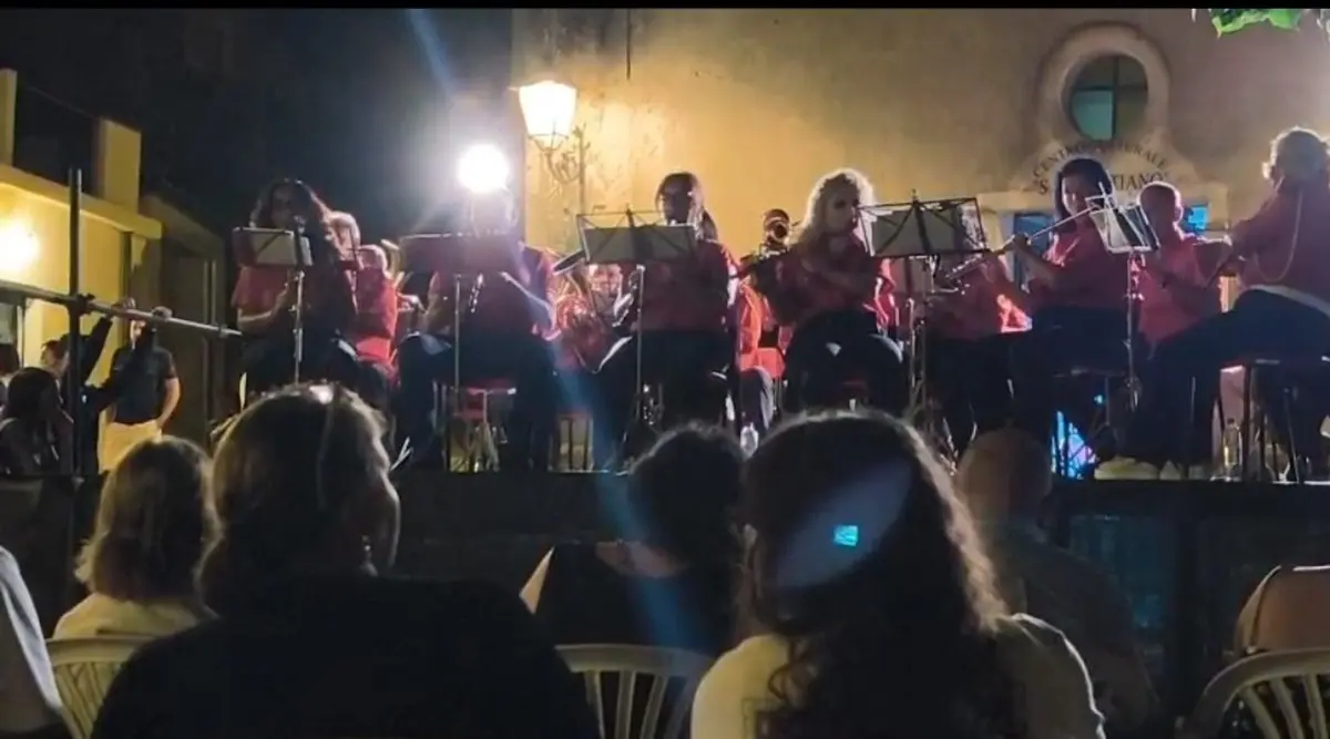 Concerto sotto le stelle, la banda di Palizzi fa battere il cuore del borgo\n