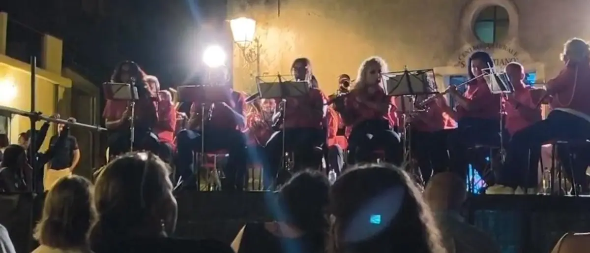 Concerto sotto le stelle, la banda di Palizzi fa battere il cuore del borgo\n