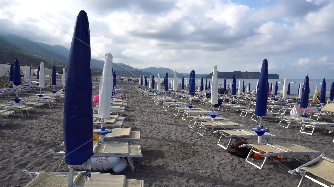 Vent’anni di Bolkestein e seicento chilometri di sabbia: dieci mesi per decidere il futuro\n