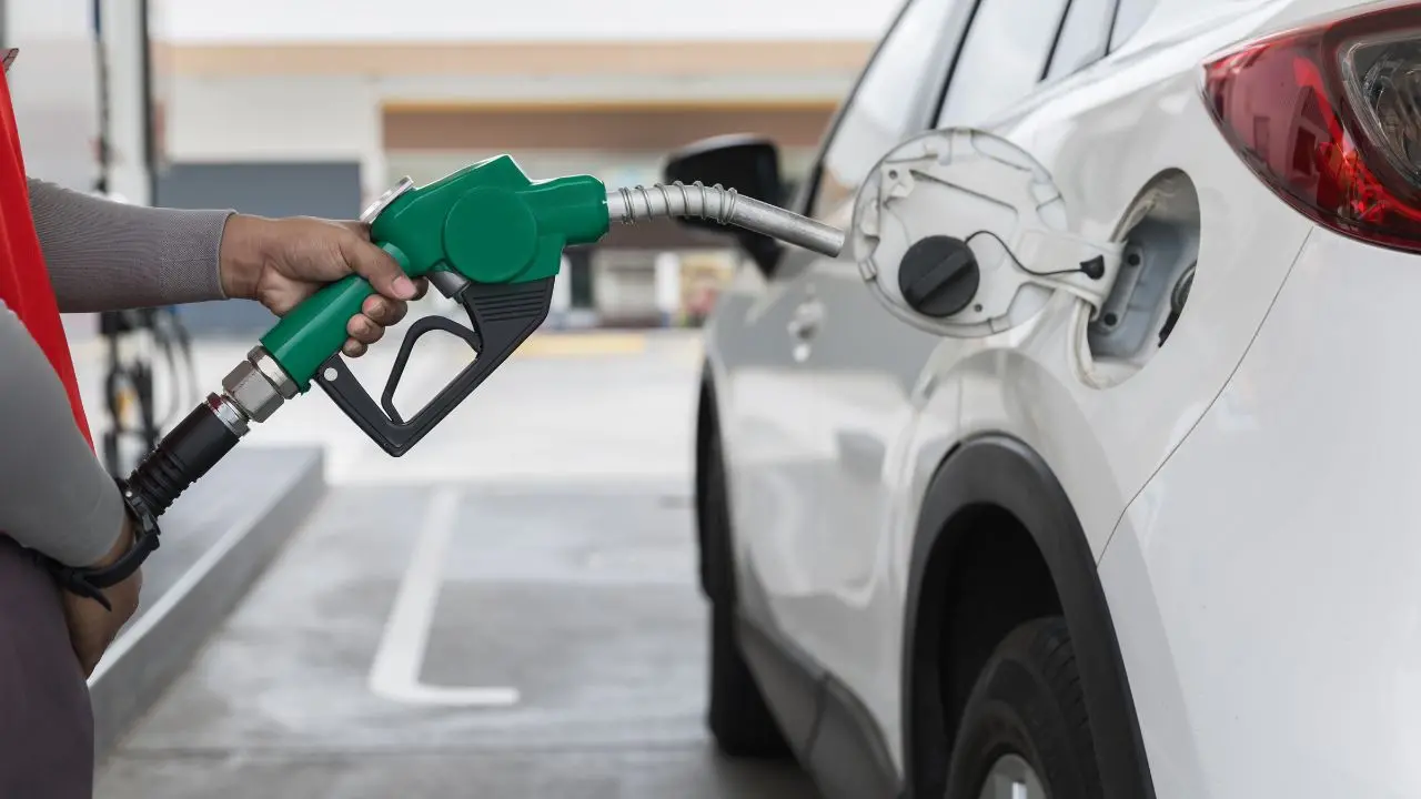 <p>Benzina e gasolio, mai prezzi così alti: «Record storico». Domani la scadenza del taglio delle accise</p>