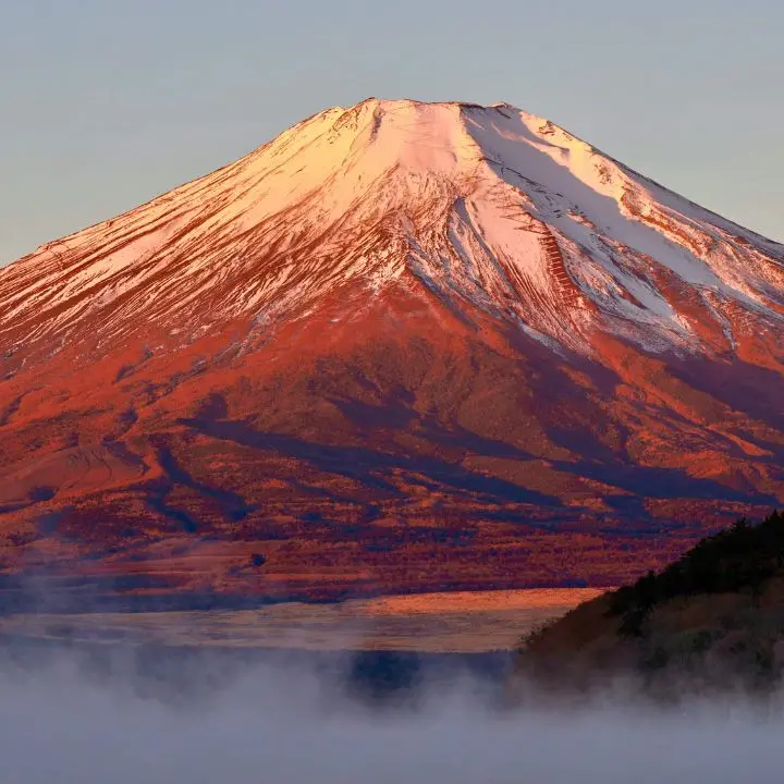 «Aspetta qui»: abbandona il figlio di 7 anni per otto ore sul Monte Fuji e continua la scalata\n