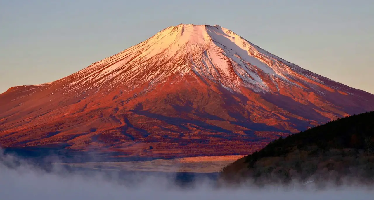 «Aspetta qui»: abbandona il figlio di 7 anni per otto ore sul Monte Fuji e continua la scalata\n