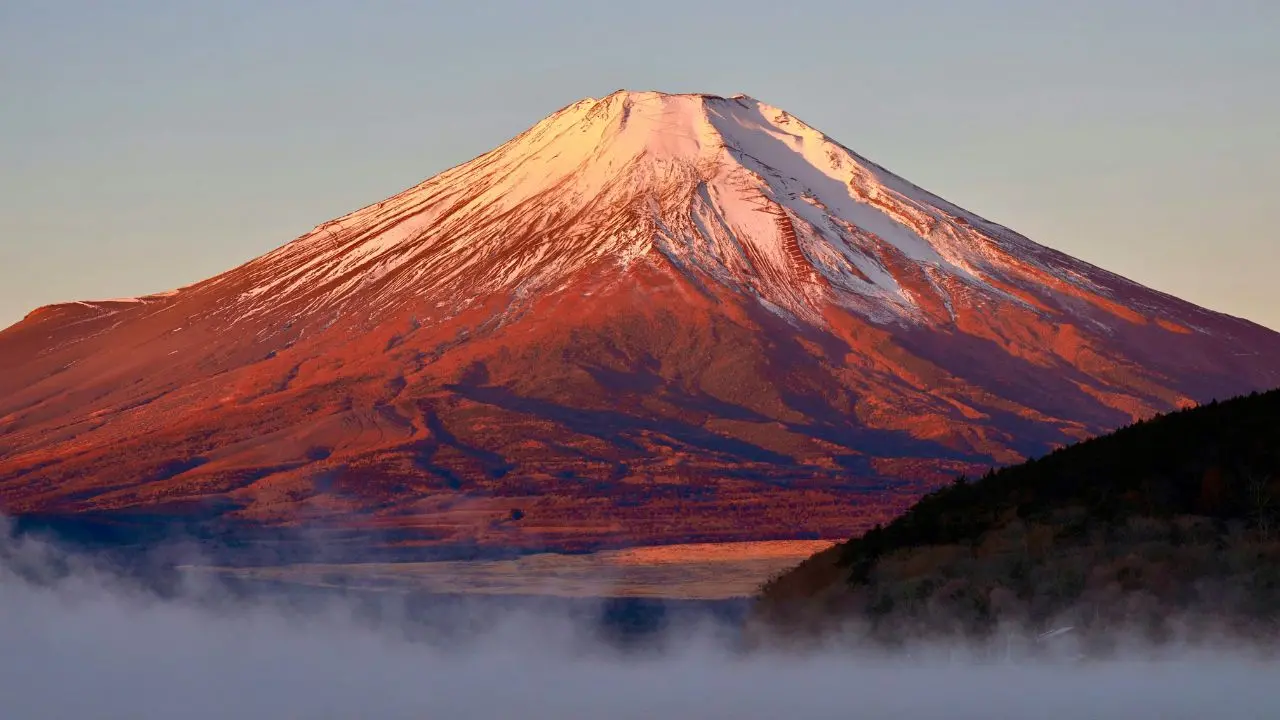 «Aspetta qui»: abbandona il figlio di 7 anni per otto ore sul Monte Fuji e continua la scalata\n