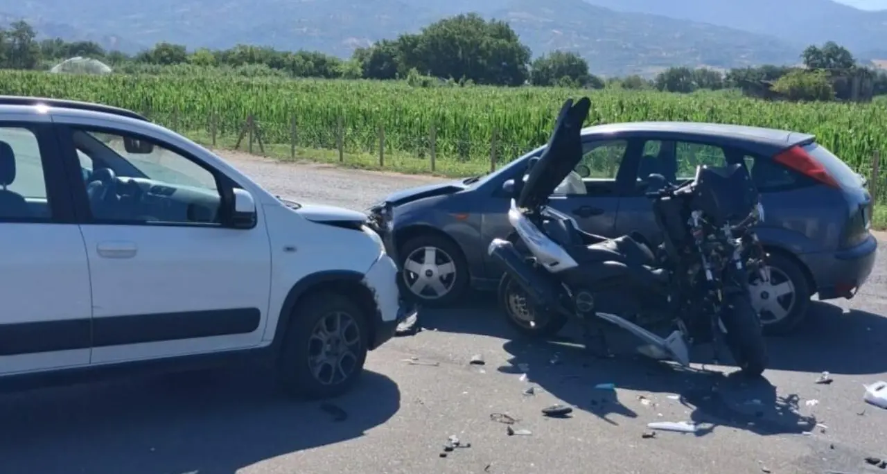 Incidente a Bisignano, scontro tra due auto e uno scooter: muore un ragazzo di 28 anni\n