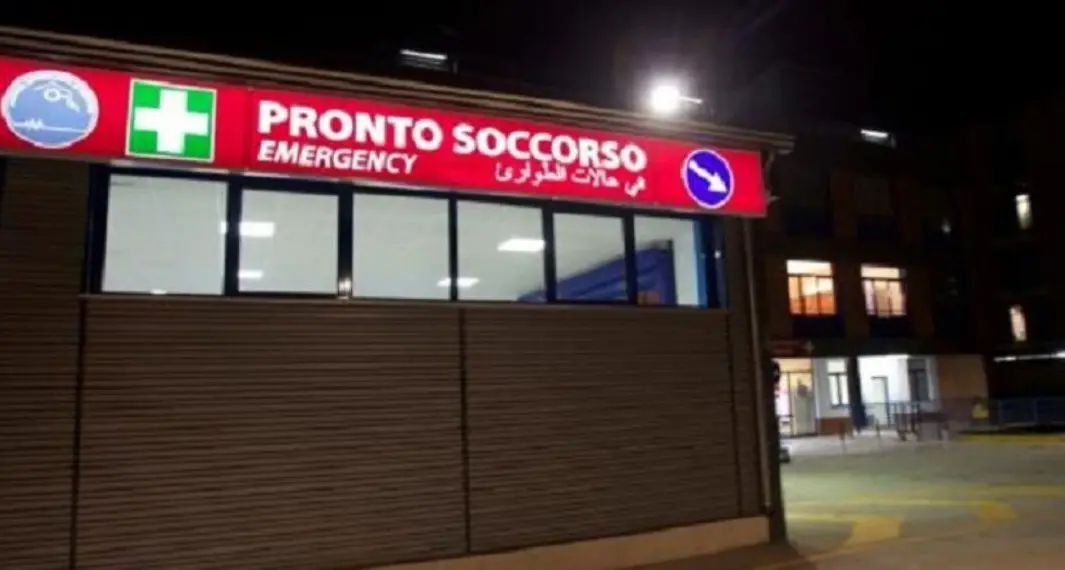 Uomo ubriaco semina il panico nel Pronto soccorso di Cosenza: minacce ai medici e reparto a soqquadro\n