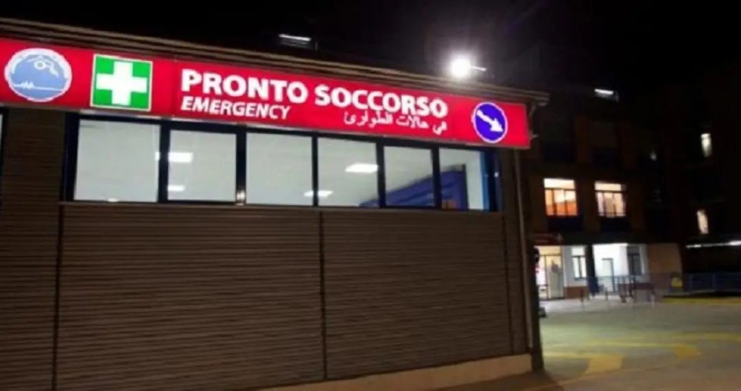 Uomo ubriaco semina il panico nel Pronto soccorso di Cosenza: minacce ai medici e reparto a soqquadro\n