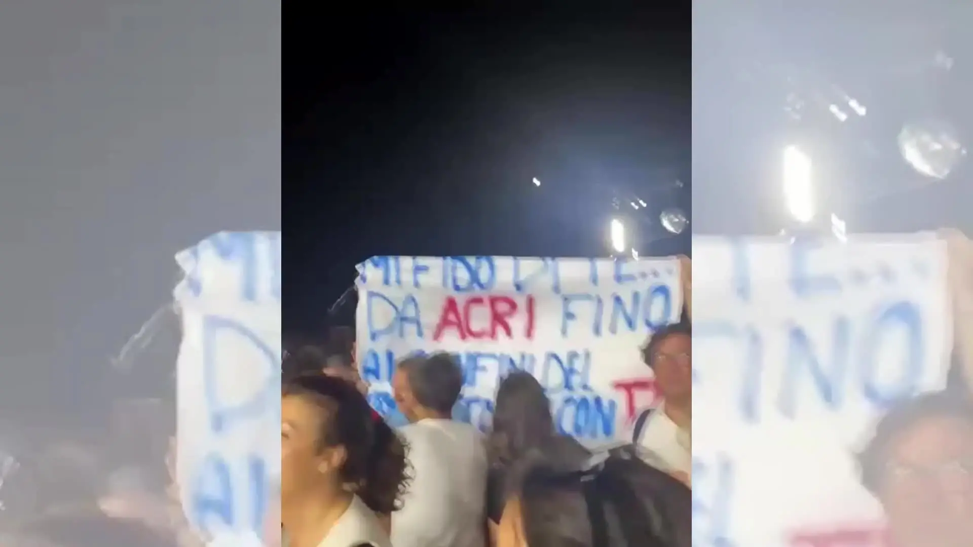 Jovanotti cita la salita di Acri dal palco