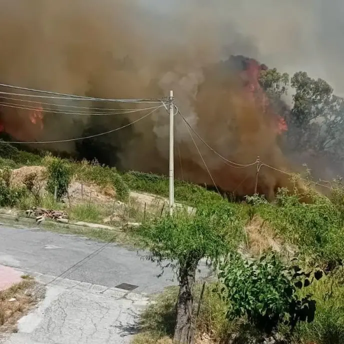 Domenica di fuoco a Stilo, vasto incendio minaccia il centro abitato\n