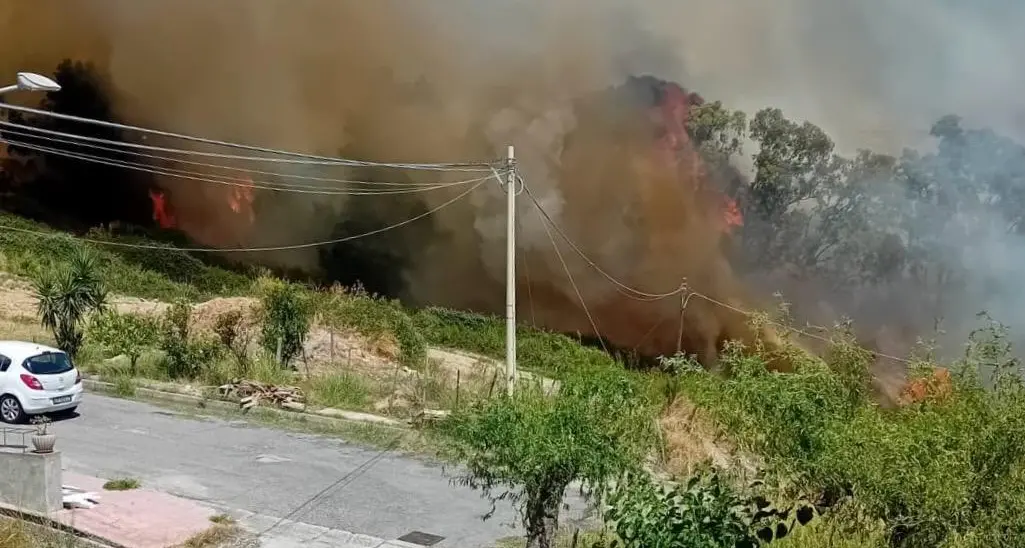 Domenica di fuoco a Stilo, vasto incendio minaccia il centro abitato\n