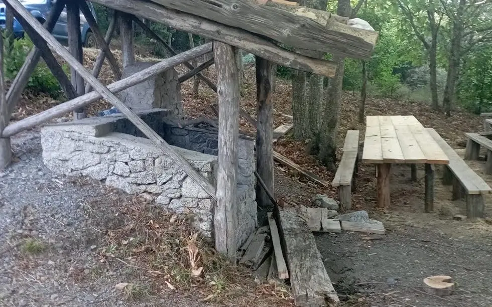 Pineta di Ursini, riqualificata l'area pic-nic: tavoli e panche tornano a nuova vita\n
