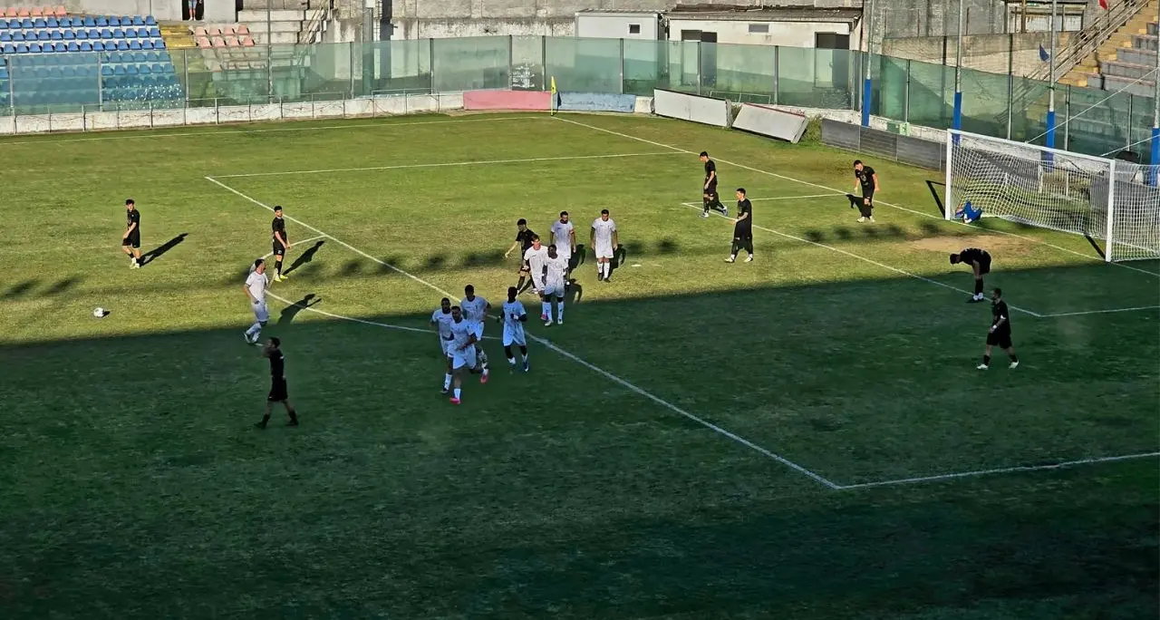 Vibonese, esordio amaro in Coppa Italia: l’Avola passa ai rigori dopo un 2-2 da brividi\n