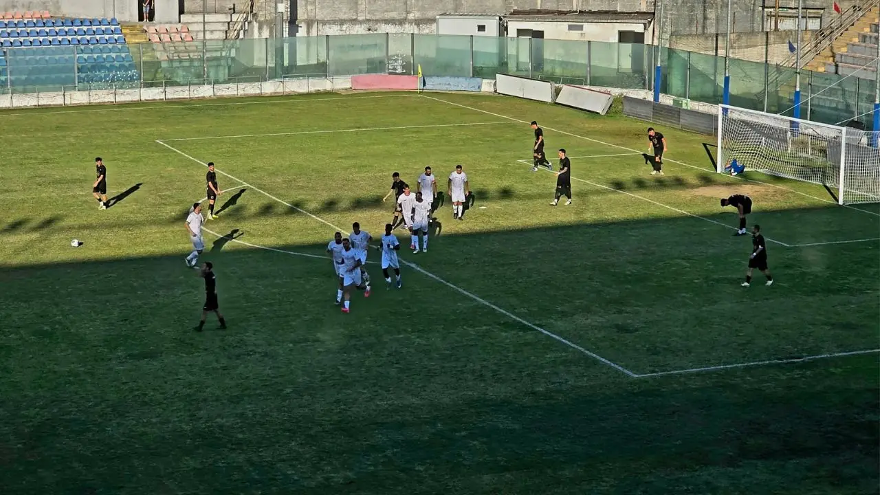 Vibonese, esordio amaro in Coppa Italia: l’Avola passa ai rigori dopo un 2-2 da brividi\n