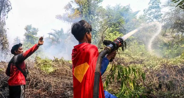 Superman contro gli incendi del Borneo: il 17enne Rudiyansah conquista i social\n