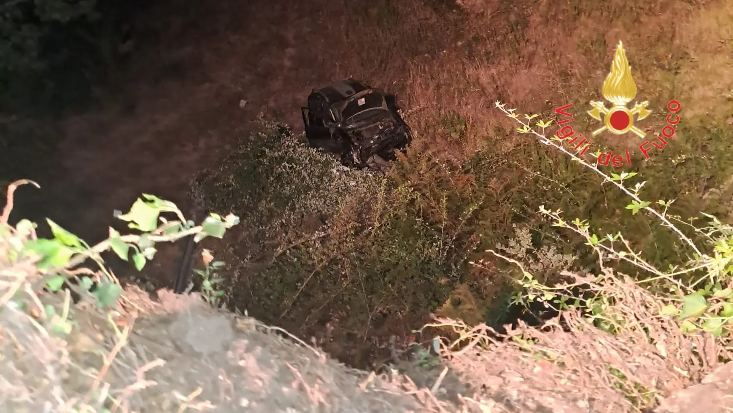 Chiaravalle, auto sfonda il guardrail e precipita nella scarpata per 15 metri: conducente, sotto shock,\u00A0trasportato\u00A0in ospedale\n