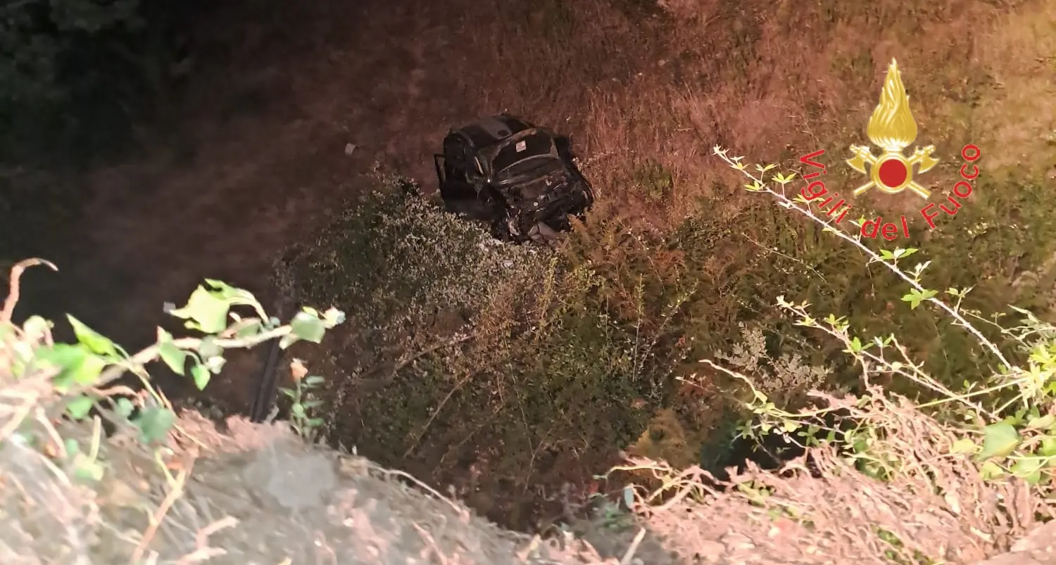 Chiaravalle, auto sfonda il guardrail e precipita nella scarpata per 15 metri: conducente, sotto shock,\u00A0trasportato\u00A0in ospedale\n
