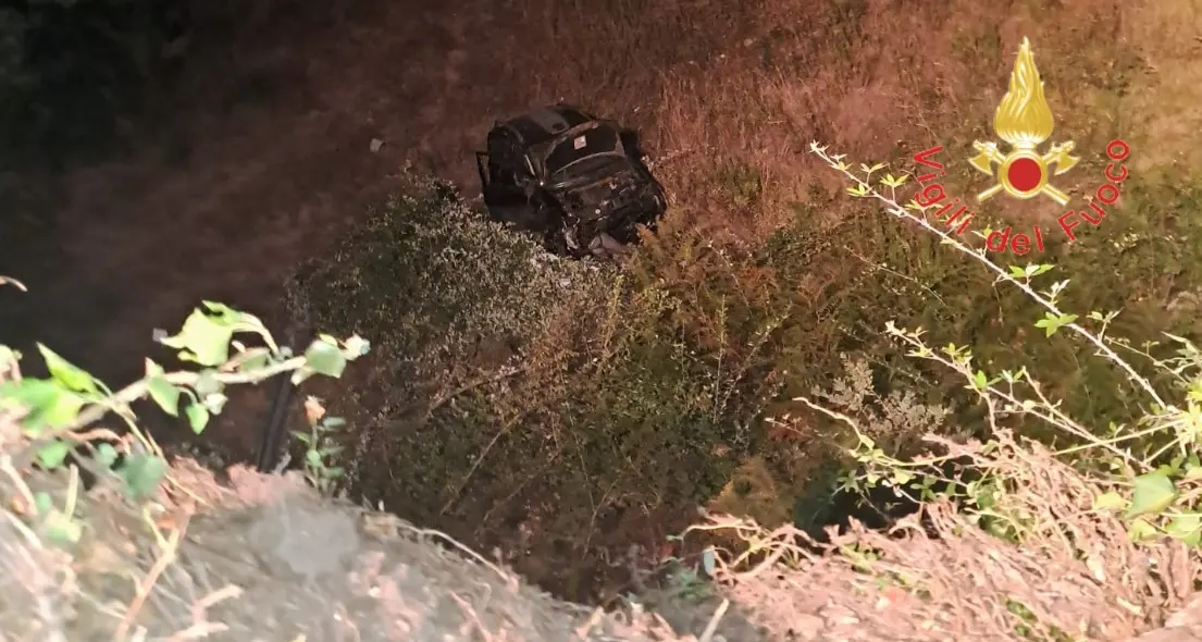 Chiaravalle, perde il controllo dell’auto e precipita per 15 metri in una scarpata: ferito\n