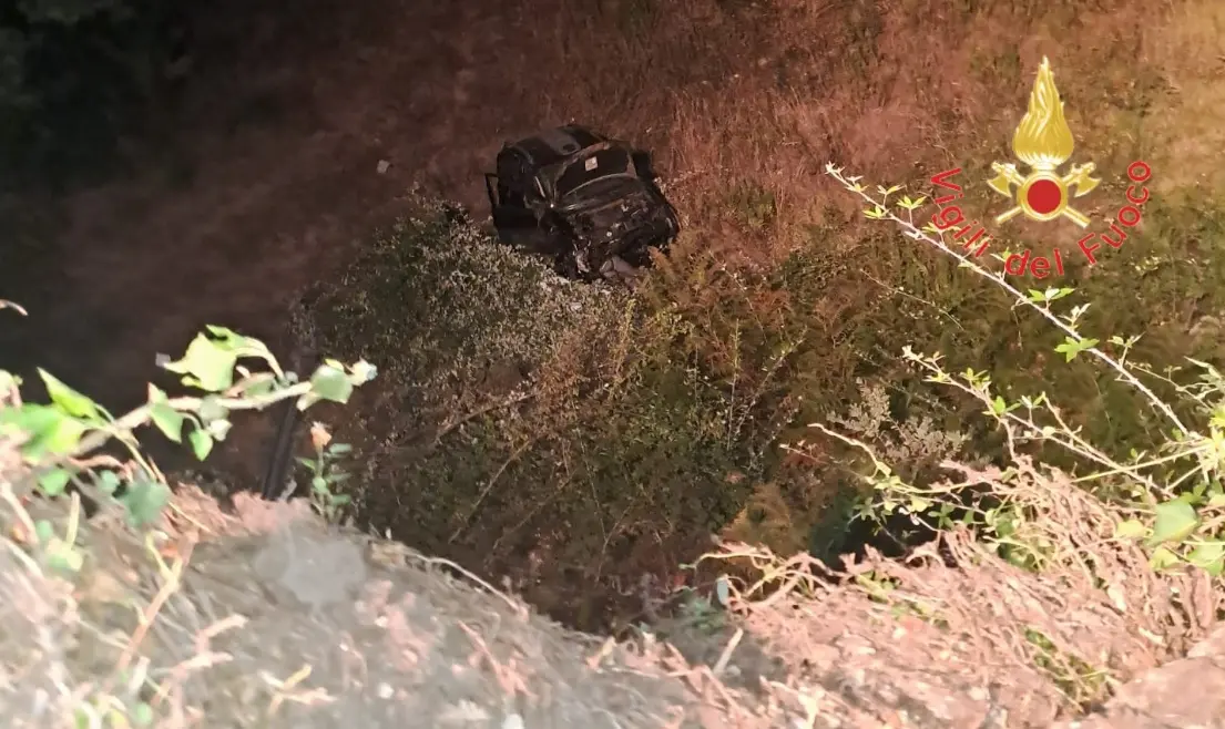 Chiaravalle, perde il controllo dell’auto e precipita per 15 metri in una scarpata: ferito\n