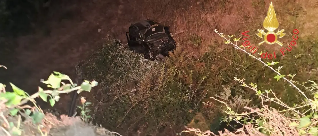 Chiaravalle, perde il controllo dell’auto e precipita per 15 metri in una scarpata: ferito\n