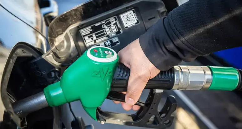 Taglio delle accise fino al 26 agosto ma i prezzi salgono ancora: diesel oltre i 2,20 al litro, benzina sopra i 2 euro\n