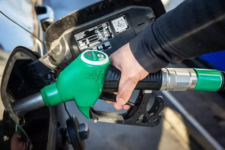 Taglio delle accise fino al 26 agosto ma i prezzi salgono ancora: diesel oltre i 2,20 al litro, benzina sopra i 2 euro\n