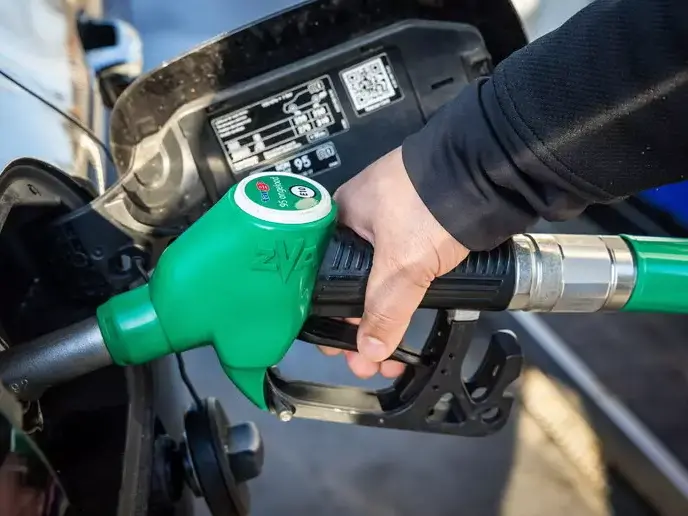 Taglio delle accise fino al 26 agosto ma i prezzi salgono ancora: diesel oltre i 2,20 al litro, benzina sopra i 2 euro