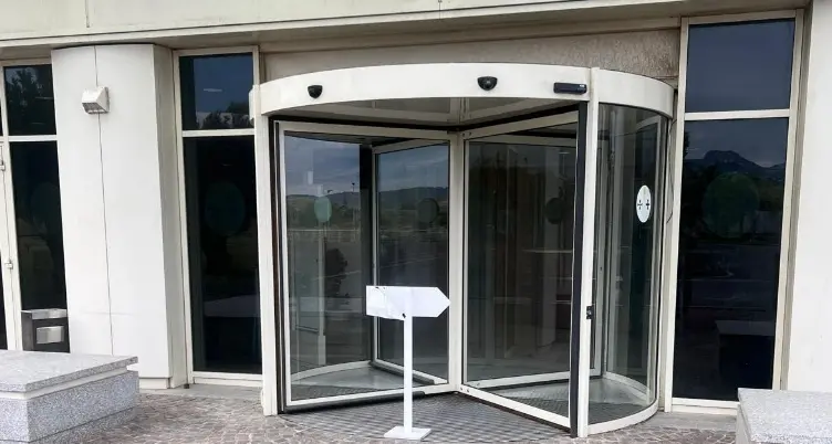 Cittadella regionale, la Csa-Cisal denuncia criticità all’ingresso principale: «Sicurezza e decoro da ripristinare subito»\n