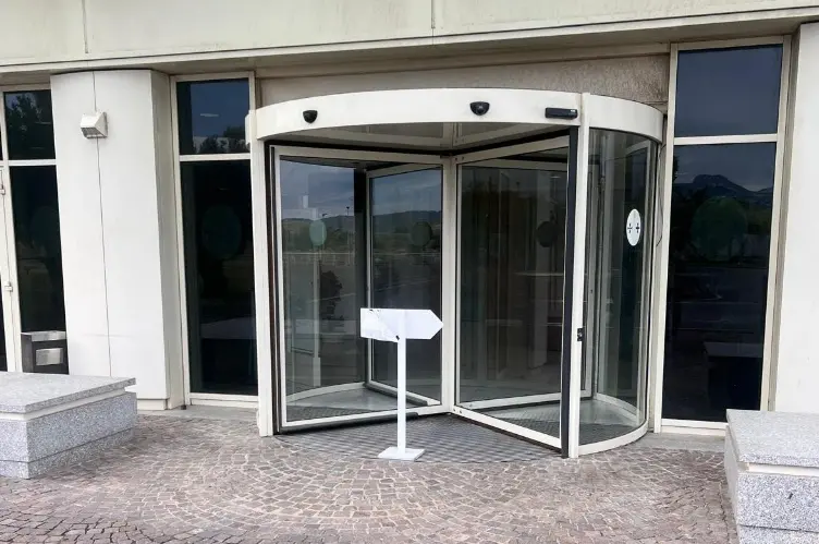 Cittadella regionale, la Csa-Cisal denuncia criticità all’ingresso principale: «Sicurezza e decoro da ripristinare subito»\n