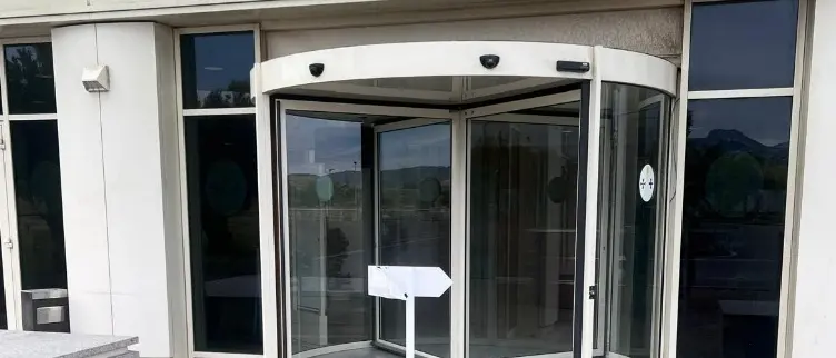 Cittadella regionale, la Csa-Cisal denuncia criticità all’ingresso principale: «Sicurezza e decoro da ripristinare subito»\n