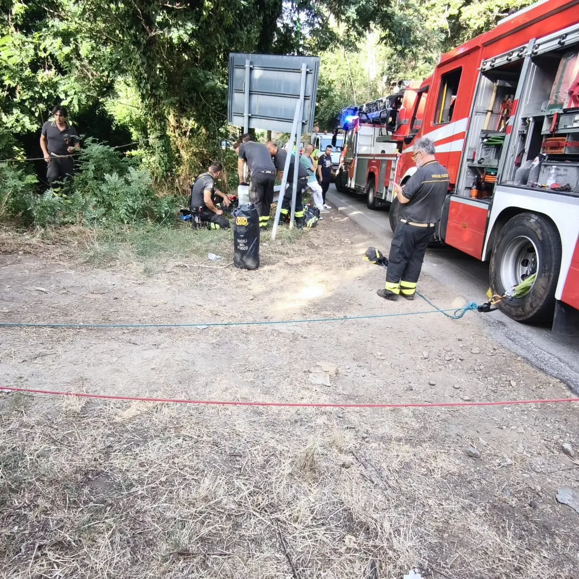 Tragedia sulla Provinciale per Santo Stefano in Aspromonte, due giovani precipitano in un dirupo: morto un 24enne, ferito l’amico\n