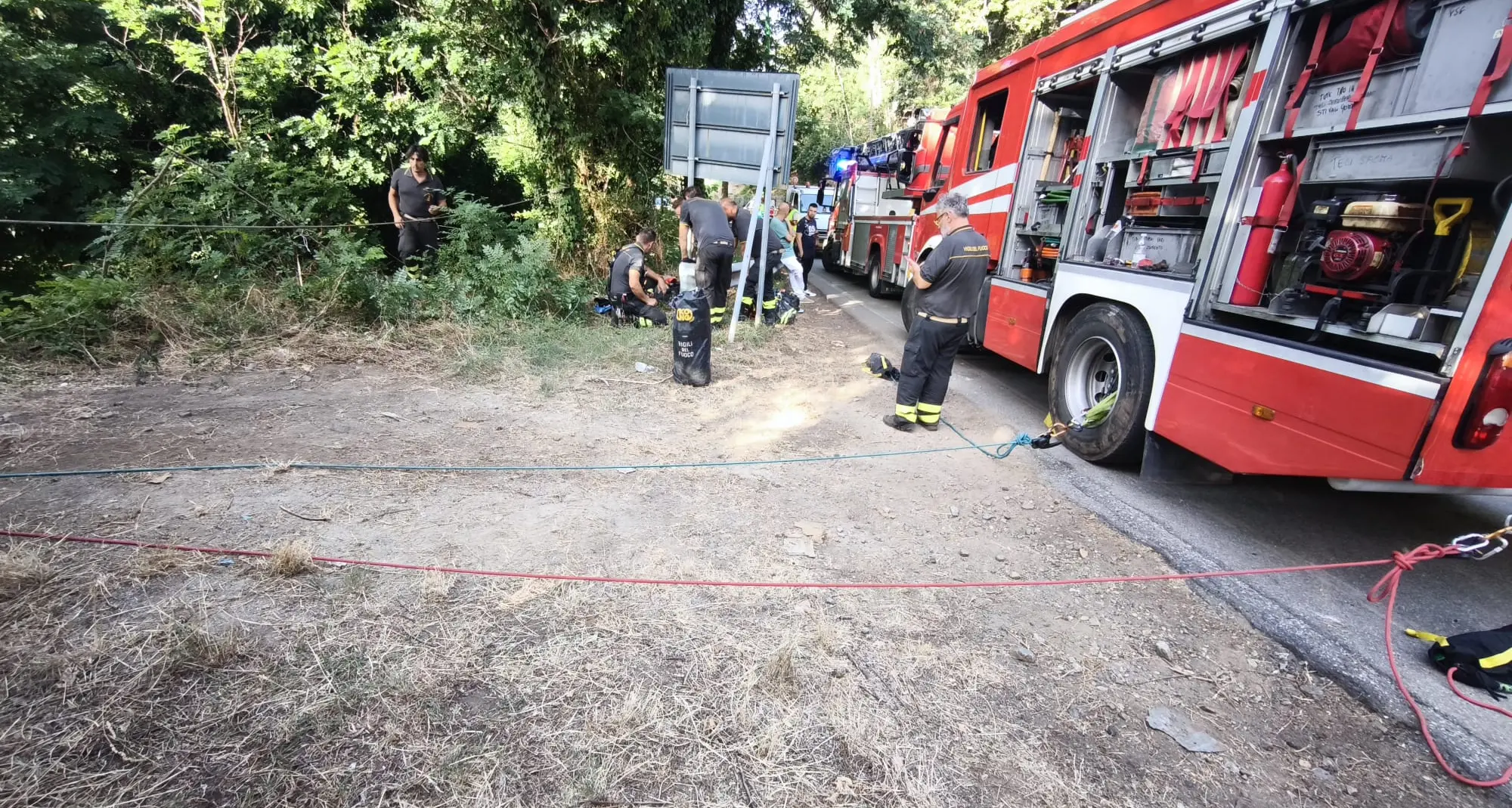 Tragedia sulla Provinciale per Santo Stefano in Aspromonte, due giovani precipitano in un dirupo: morto un 24enne, ferito l’amico\n